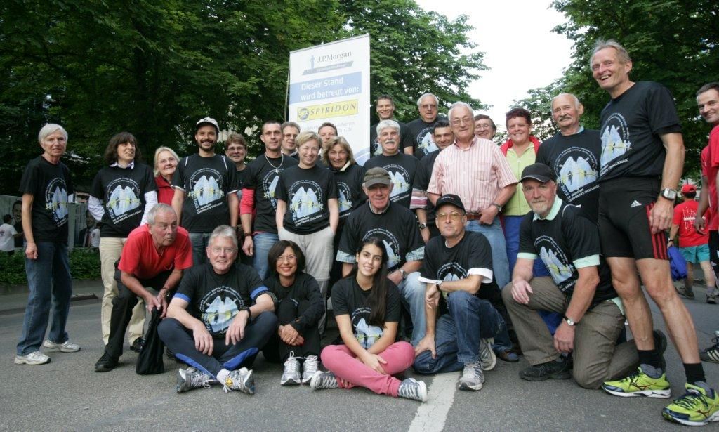 Spiridon Helfer am Getränkestand 2012_jpmorganchase